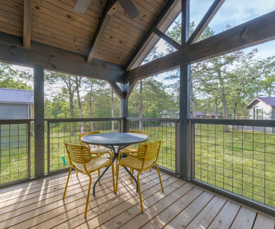 screened-in porch of Calvary cabin rental