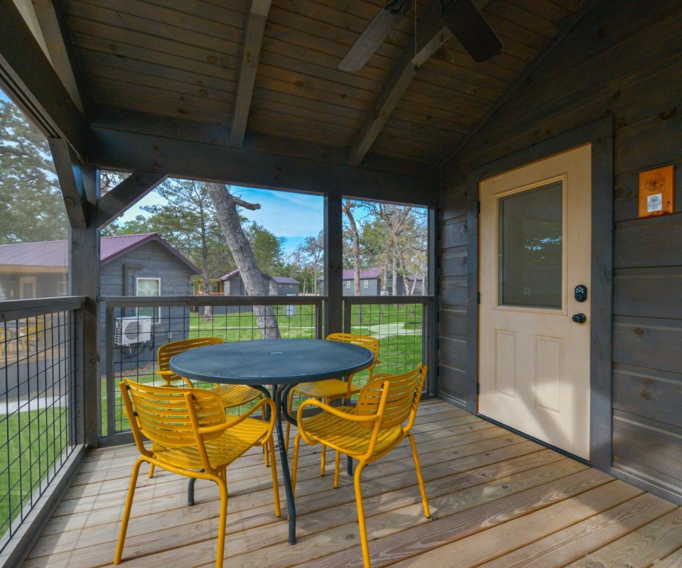 screened-in porch of the Howdy cabin rental