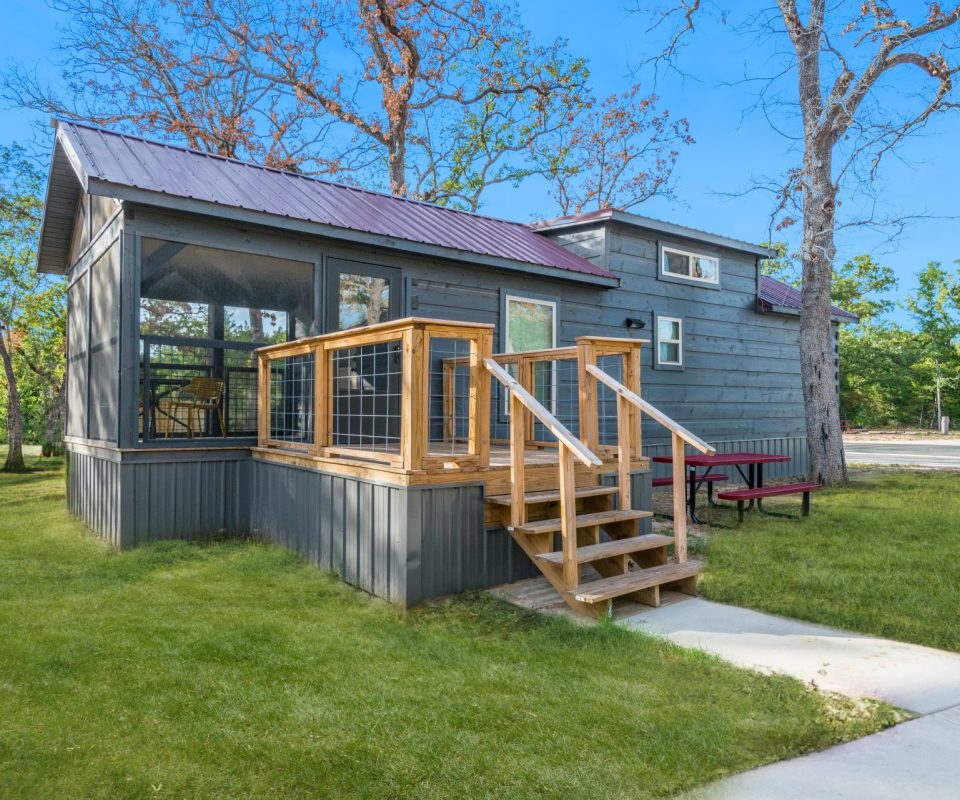 exterior view of Hullabaloo cabin rental